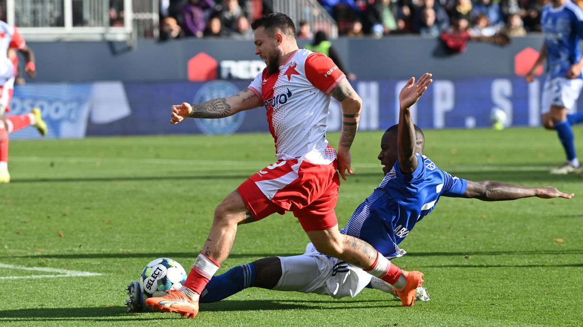 FOTBAL ONLINE: Slavia měla čelit penaltě, video ale odhalilo nafilmovaný pád