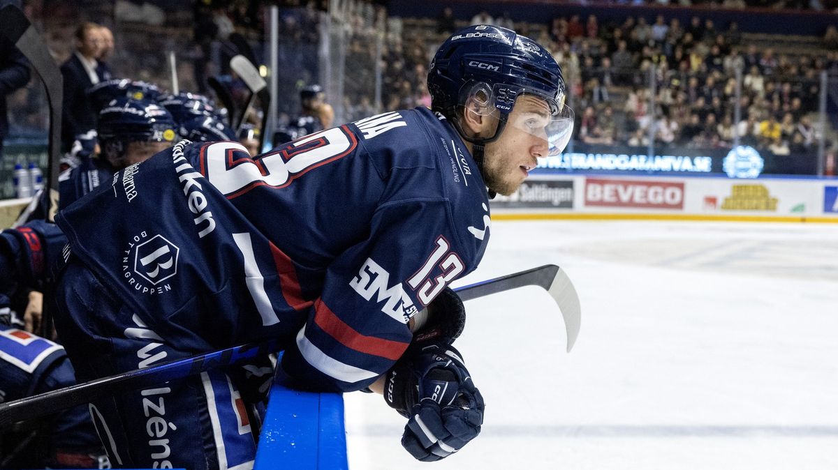 Vrána v kleci. Měl být hvězdou, místo toho je na tribuně. Je líný, tepou Čecha ve Švédsku