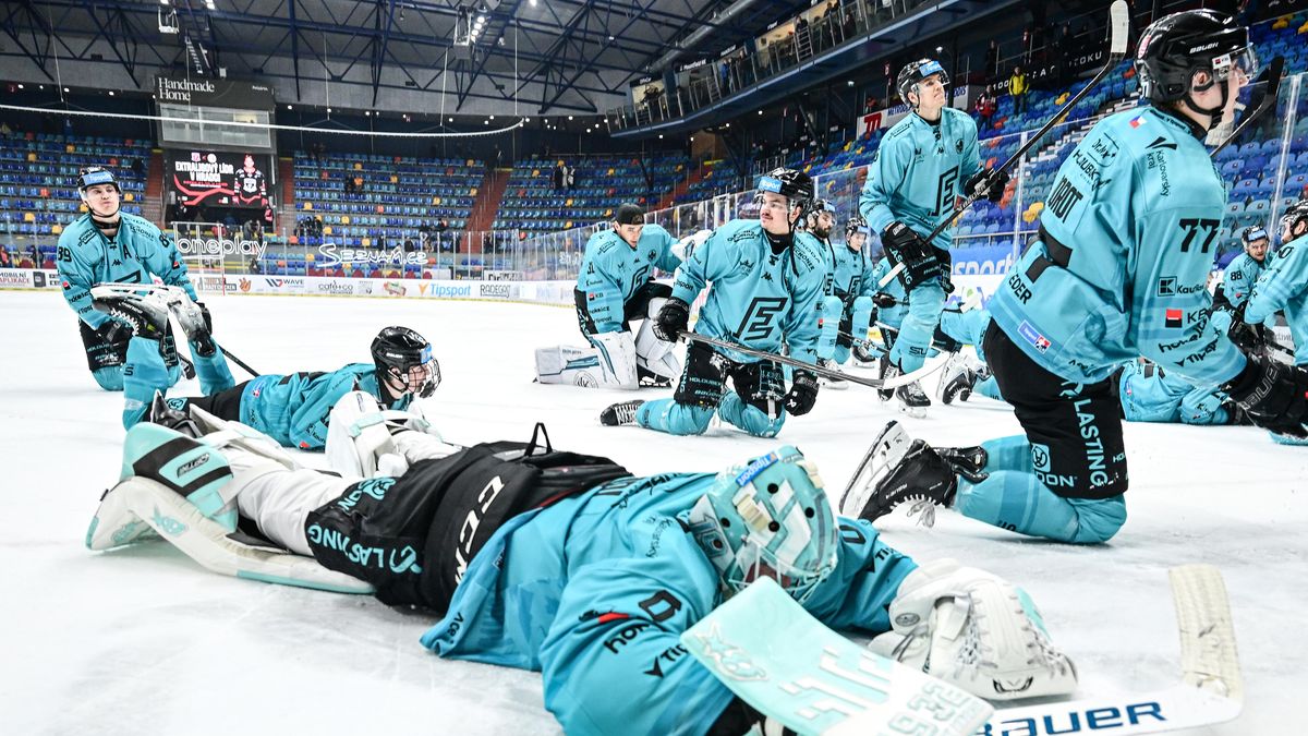 HOKEJ ONLINE: Osmou výhru v řadě Hradci zakázaly Vary. Pardubice vrátil do sedla Sedlák, Sparta plní roli favorita