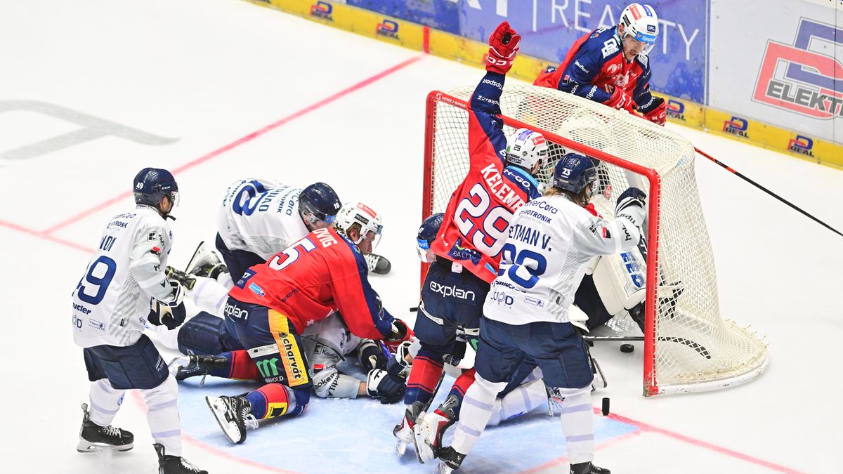 HOKEJ ONLINE: Další rána pro Pardubice. Vary i bez kapitána dotáhly manko, Brno vede, drama na Kladně a třinecký Hudáček slaví hattrick