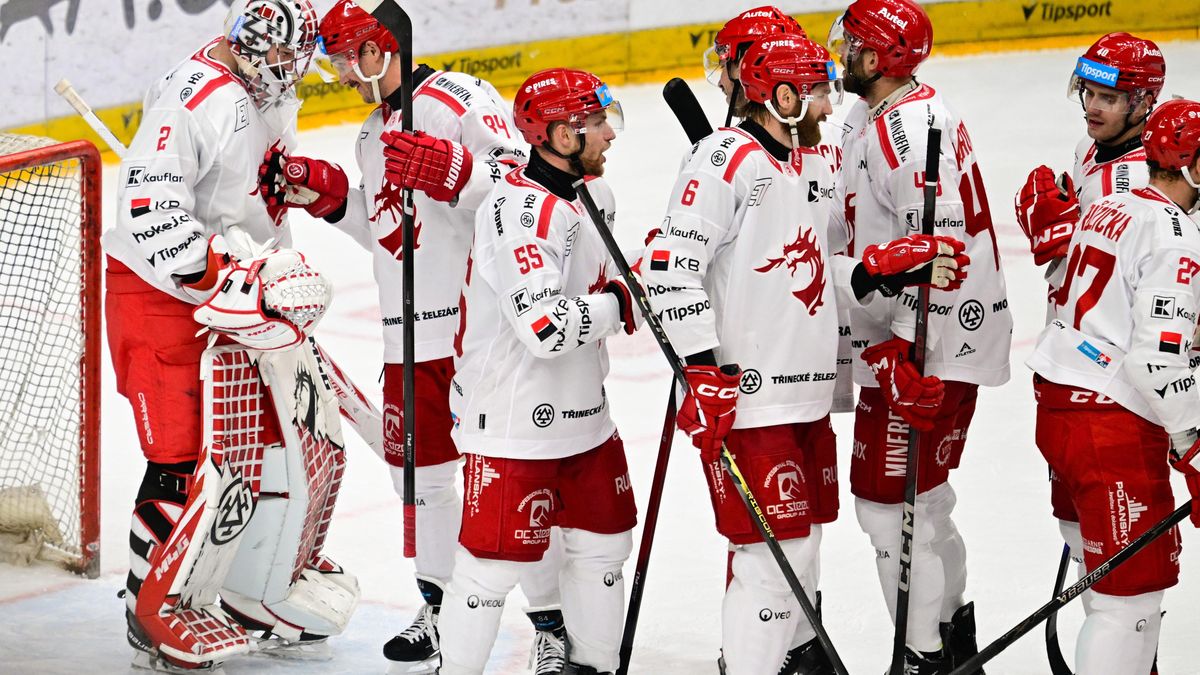 HOKEJ ONLINE: Třinec prodloužil vítěznou sérii. Karlovy Vary nasázely Hradci už pět gólů, venku vedou také Kladno i Vítkovice