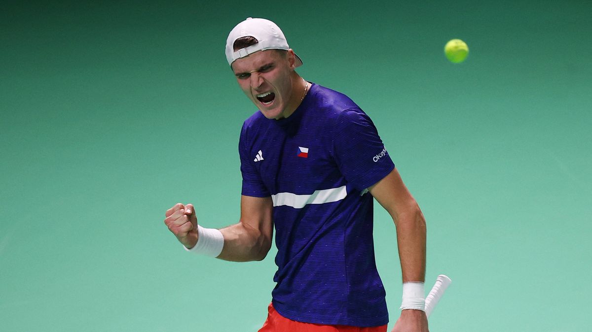 TENIS ONLINE: Nervózní úvod, Menšík ale první sadu urval! Češi bojují o semifinále Davis Cupu