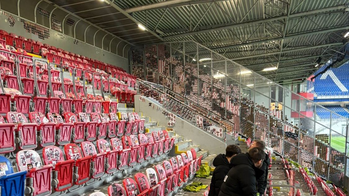 Dva lidé jsou zraněni. Plzeň sčítá škody po fanoušcích Slavie, má jít o statisíce!