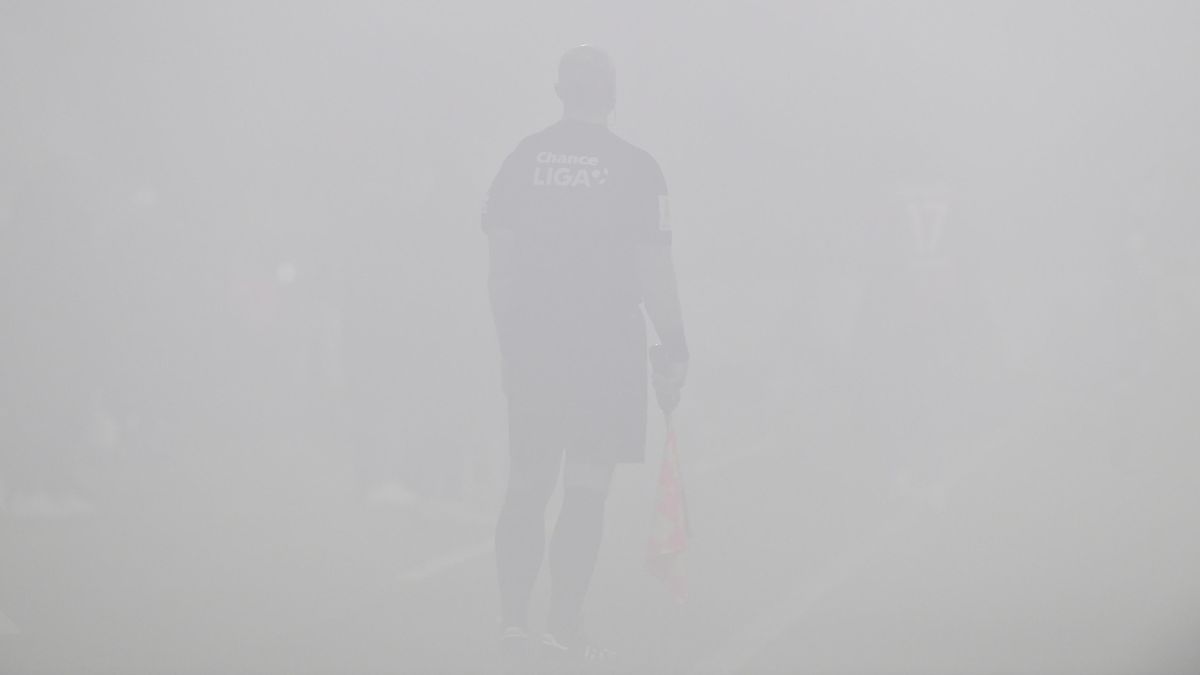 FOTBAL ONLINE: Běsnění fanoušků, šlágr v Plzni přerušen! Sparta znovu selhala, tři červené v Olomouci