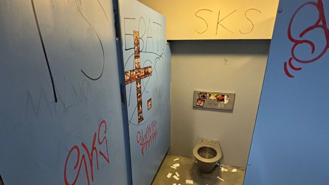 Dva lidé jsou zraněni. Plzeň sčítá škody po fanoušcích Slavie, má jít o statisíce!