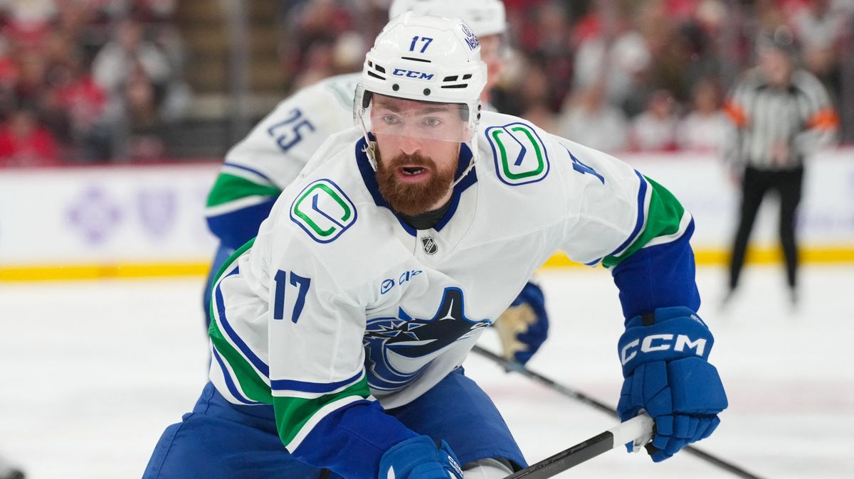 Zákeřný ruský loket sestřelil českého beka v NHL. Podezření na otřes mozku, agent zuří