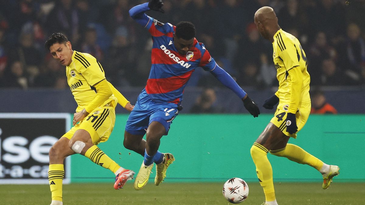 FOTBAL ONLINE: Brankář Plzně Jedlička ustál brejk Fenerbahce