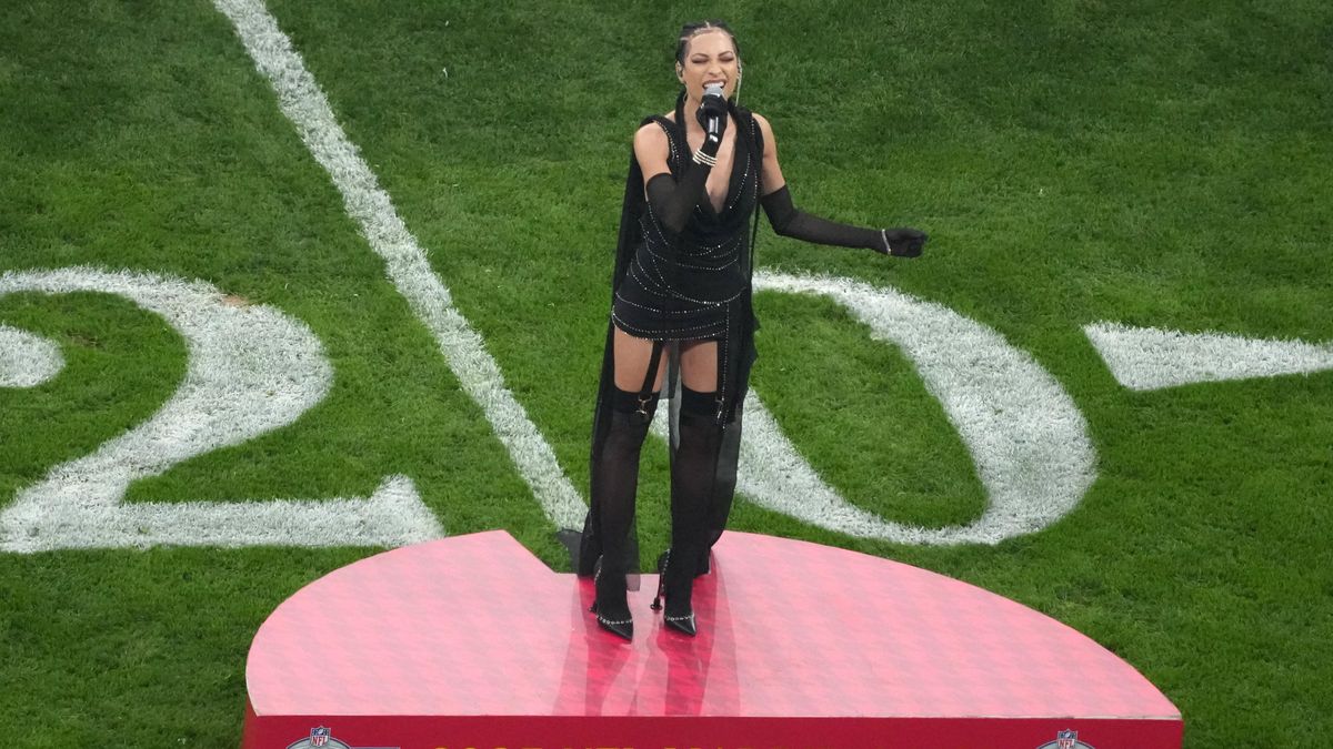 Kratičké šaty? Podvazky? Neuctivé. Ceremoniál s působivým zpěvem hymny před zápasem vyvolal nečekané emoce