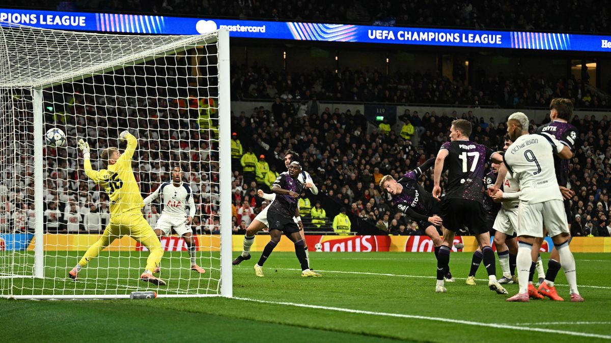 FOTBAL ONLINE: Slavia v problémech, na Tottenhamu po vlastním gólu prohrává