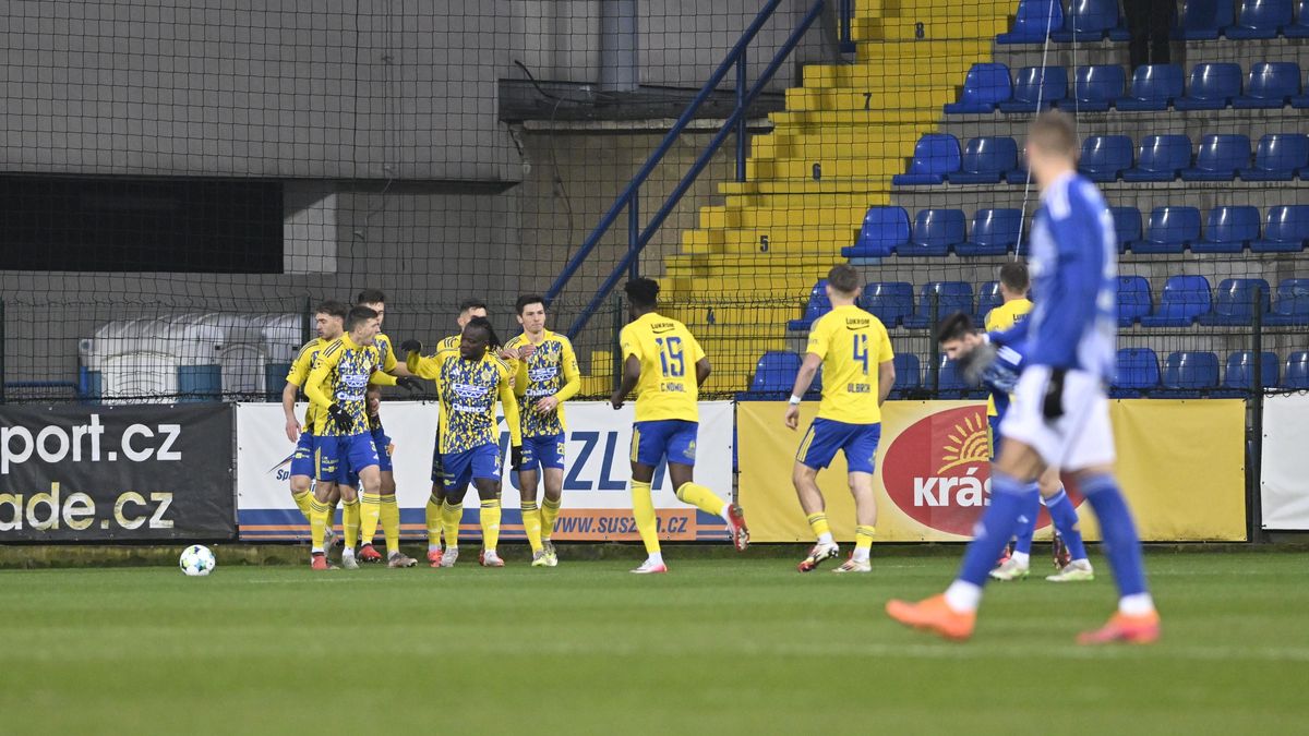 FOTBAL ONLINE: Zlín dvakrát udeřil proti Sigmě. Problém pro Plzeň hned v úvodu. Karviná rozdrtila Klokany. Sparta se chce přiblížit Slavii