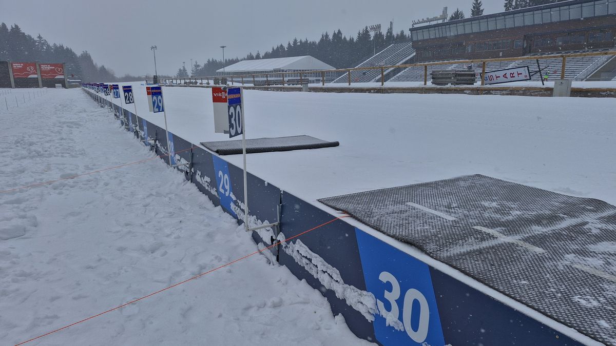 Sníh se sype odevšad. V Novém Městě na Moravě vrcholí přípravy na biatlon