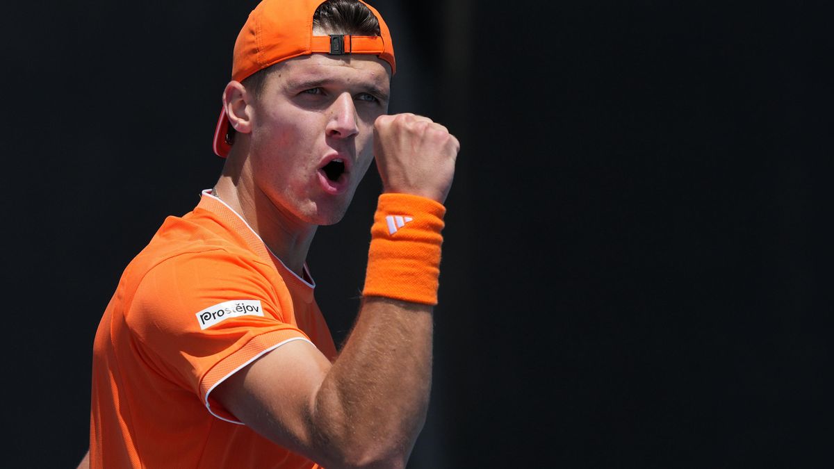 TENIS ONLINE: Suverénní Menšík je ve třetím kole. Macháče čeká těžká výzva, Kopřiva se pokusí o zázrak