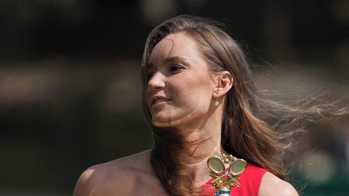 Šampionka Australian Open to po mečbolu schytala. Pózováním v šatech pak kritiky umlčela