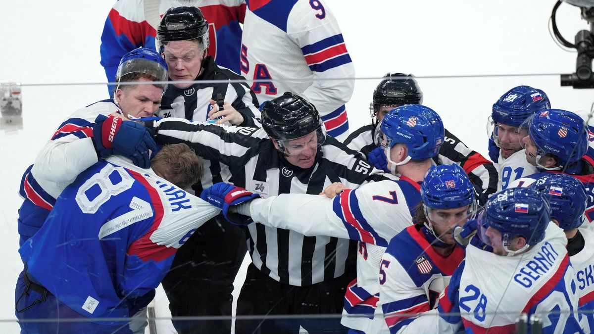 Slováci sprostě spílají americkým bratrům. Rvačka z ledu měla dohru v tunelu