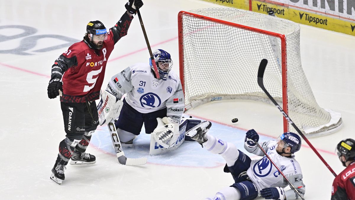 Sporný moment rozhodl celou sérii. Přísný faul, uznal Chlapík. Experti mluví o hrubém ovlivnění