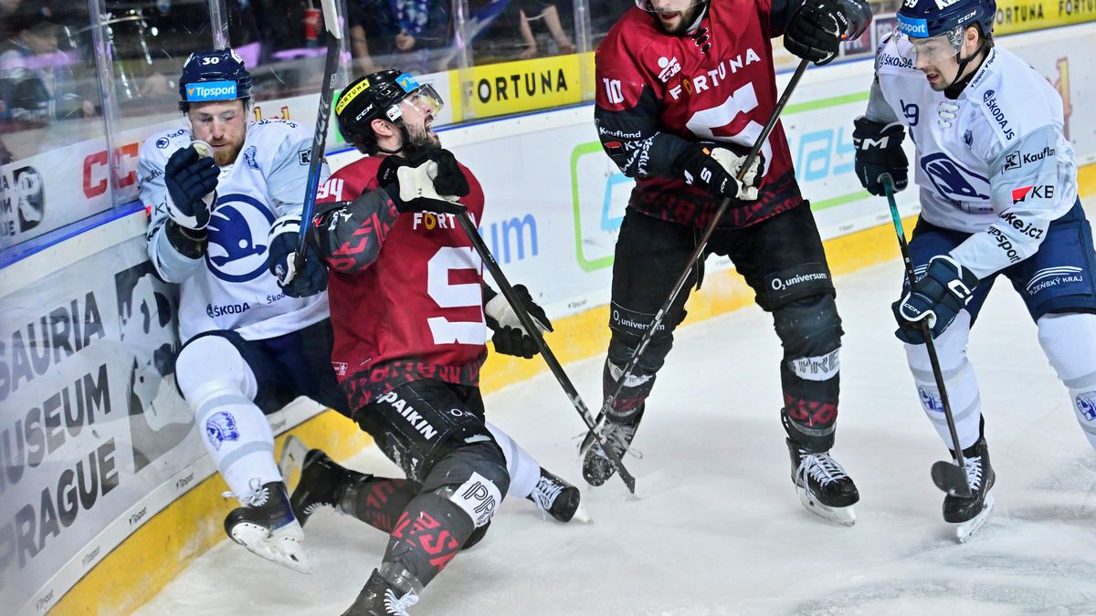 Hádka o vítězný puk. Plzeň provokovala, Spartu zachránil velkorysý fanoušek