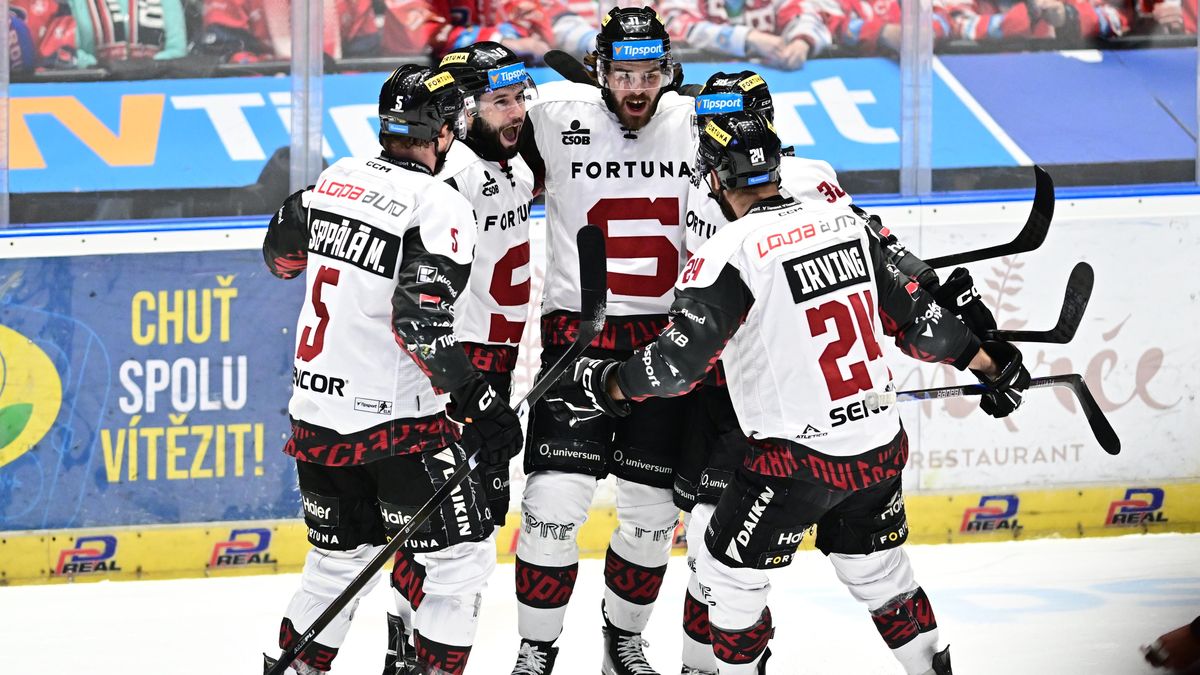 HOKEJ ONLINE: Videomomenty. Sparta umlčela pardubickou arénu, Shore ji posílá do vedení