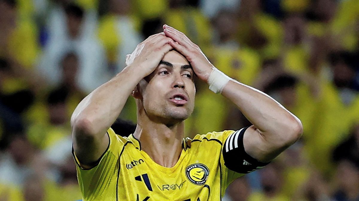 I Ronaldo sledoval v derby šílené scény. Záběry odhalily řežbu holemi ve VIP