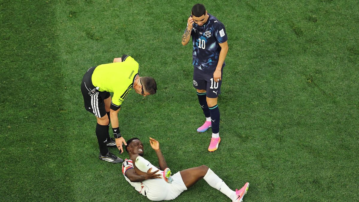 FOTBAL ONLINE: VAR v akci. Hlavní rozhodčí mění svůj verdikt