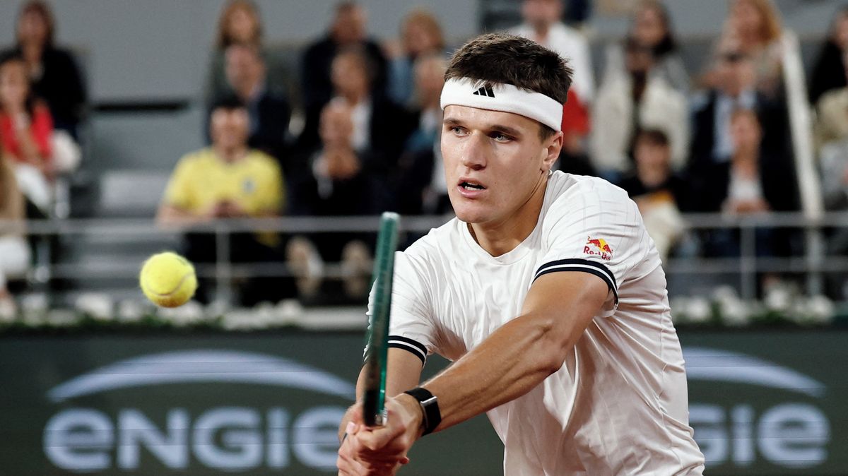 TENIS ONLINE: Menšíka dělí v životním zápase jediný set od semifinále na Roland Garros! Ve třetí sadě parádně smazal manko