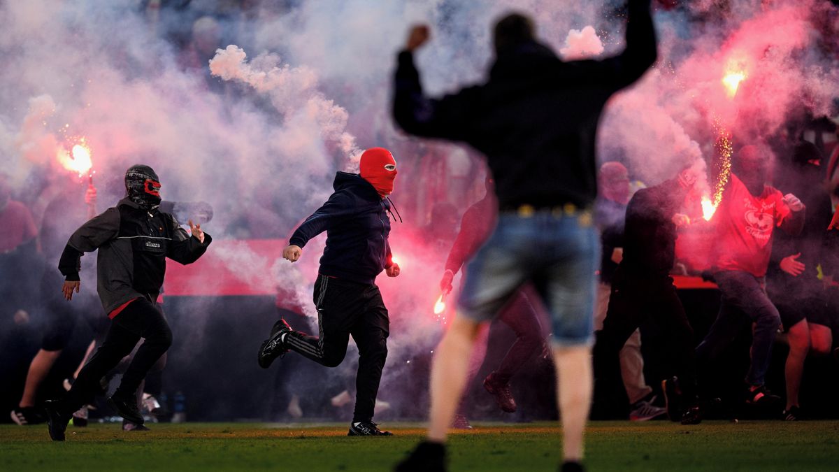 Brutální napadení v podání chuligánů v červenobílých kuklách. Slavia reaguje