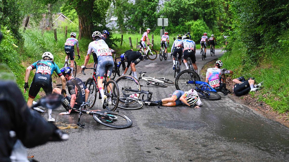 Šílená důchodkyně na vozítku zavinila cyklistický horor