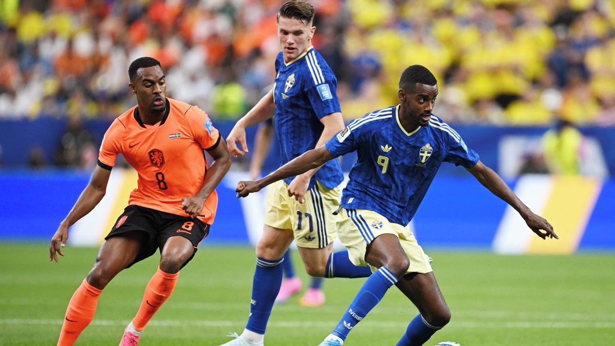 FOTBAL ONLINE: Švédové zatápí obraně Nizozemců. Gól ale zhatil ofsajd