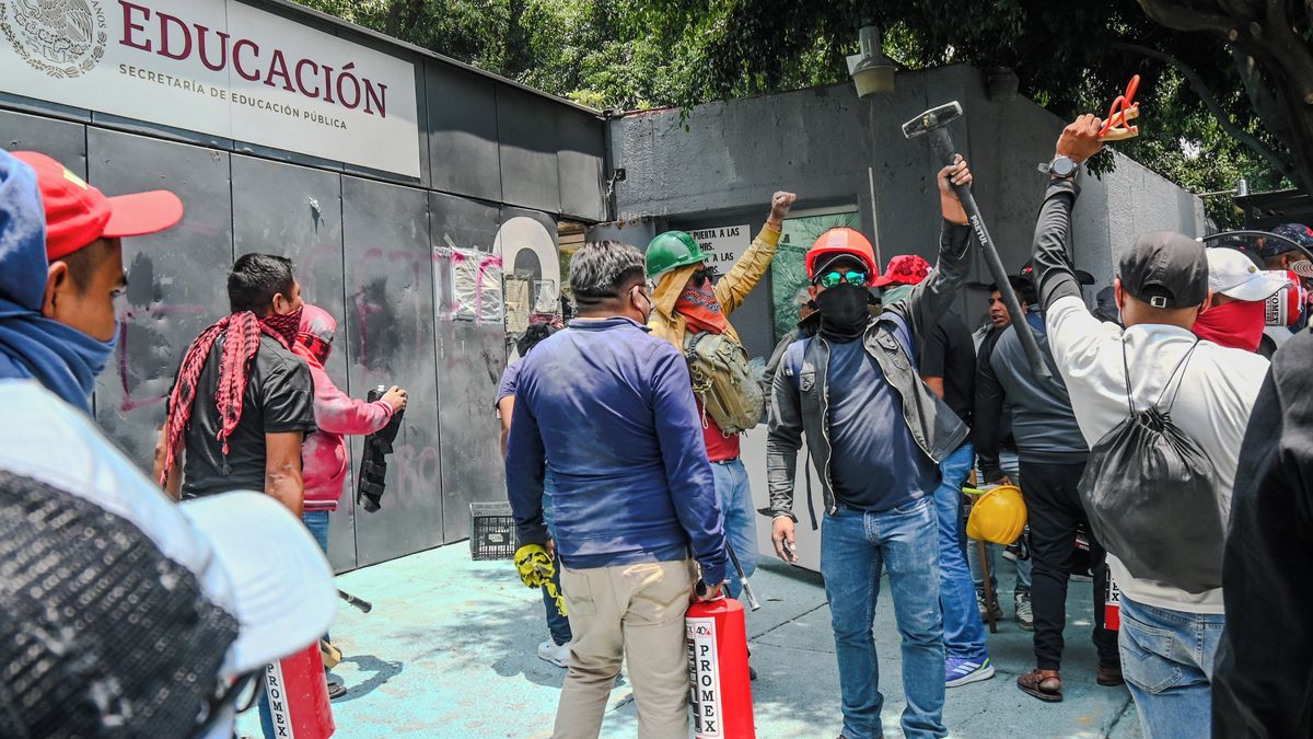 Mexiko v chaosu, divoké protesty před startem MS paralyzují zemi