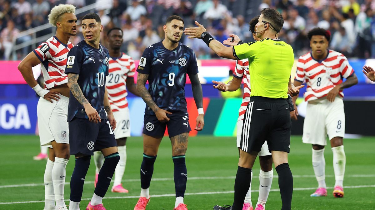 FOTBAL ONLINE: VAR v akci. Hlavní rozhodčí mění svůj verdikt a trestá jiného hráče