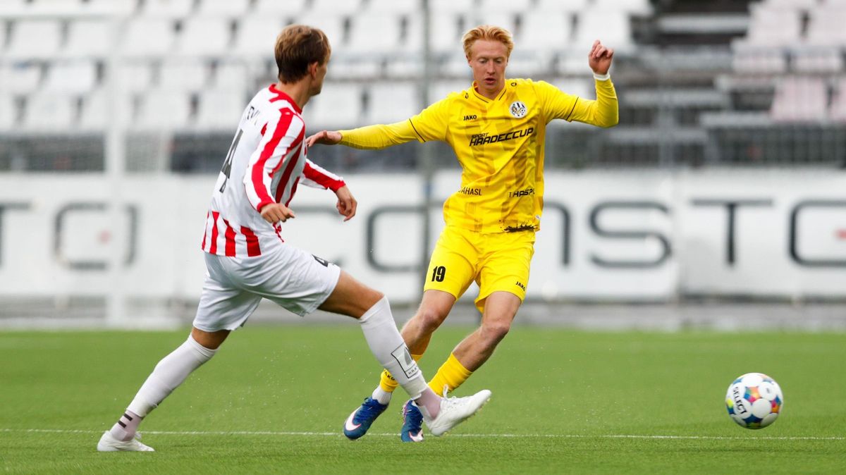FOTBAL ONLINE: Hradec bojuje za polárním kruhem, všechny útočné výpady soupeře má pod kontrolou