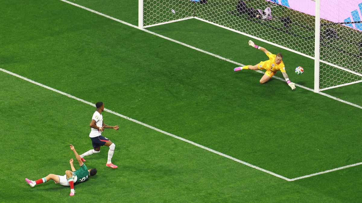 FOTBAL ONLINE: První velká šance. Anglii zachránil skvělým zákrokem brankář