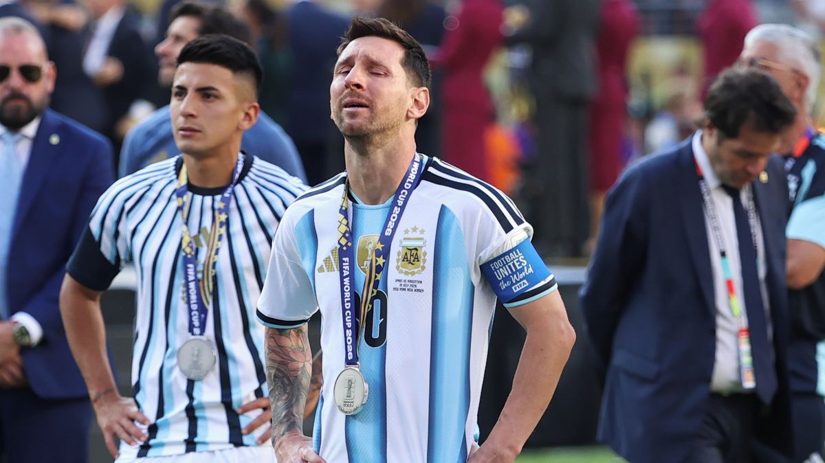 Svět řeší Messiho. Kouč se po dotazu na jeho budoucnost rozbrečel