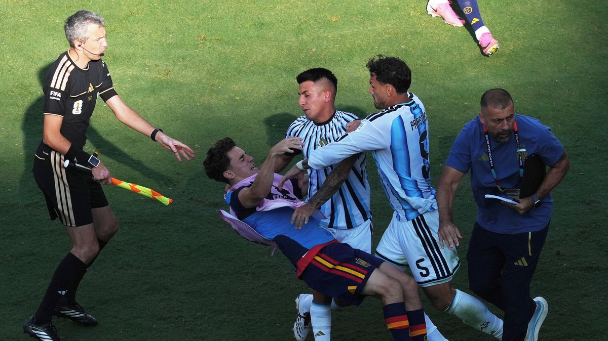 Ostudný zkrat po finále MS. Argentinec rozdával rány, museli ho odtrhávat