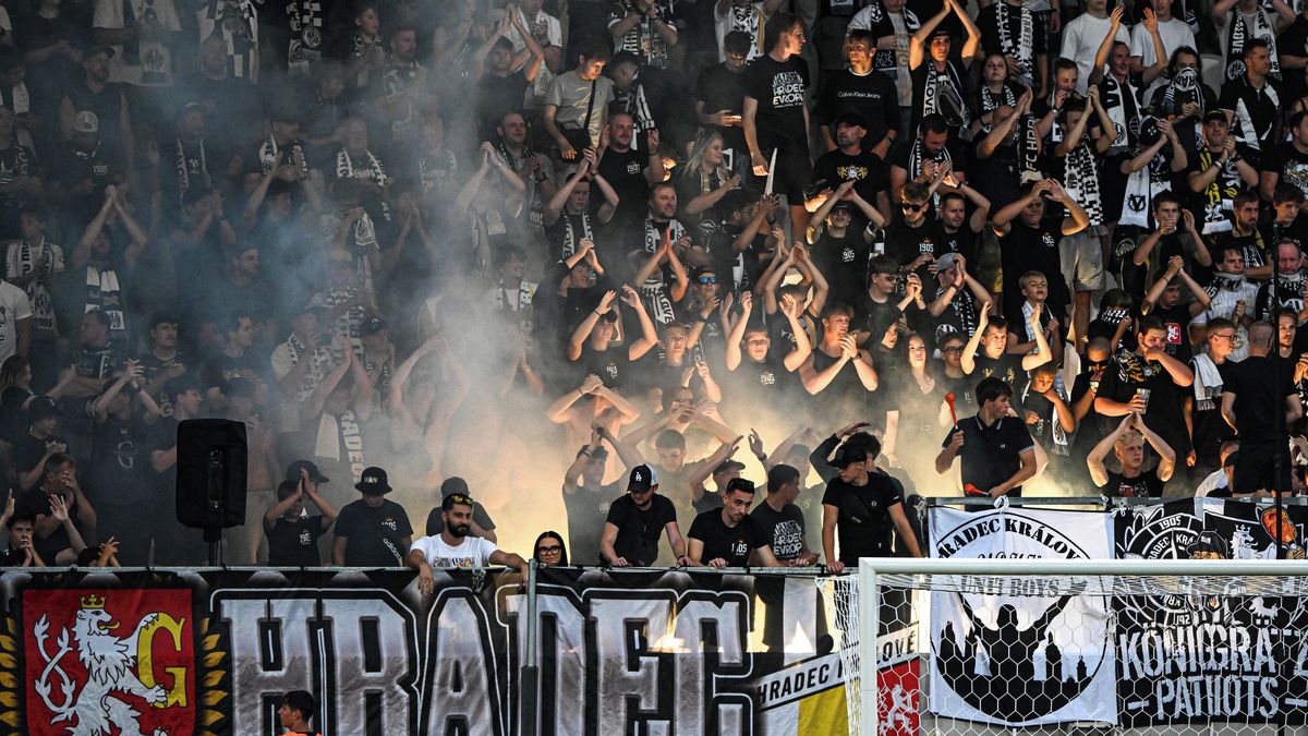Logo jako přirození. Hradečtí fanoušci v derby vulgárně natřeli novou tvář Pardubic