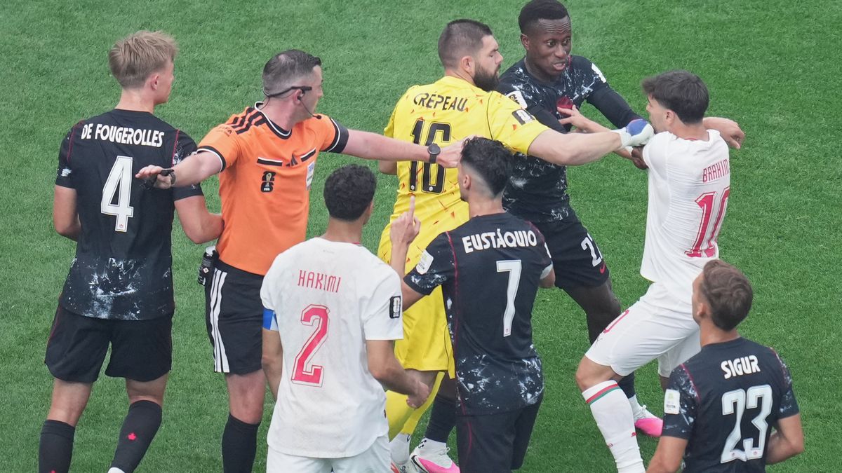 FOTBAL ONLINE: MS pozná prvního čtvrtfinalistu. Maroko přišlo o oporu, došlo i na potyčku