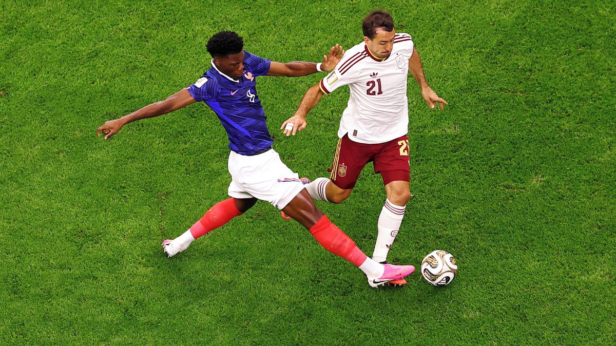 FOTBAL ONLINE: Opatrný začátek. Francouzi a Španělé se perou o postup do finále