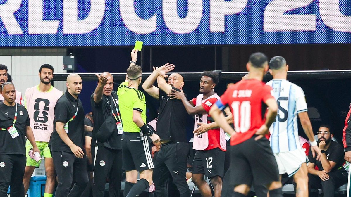 V krajním případě hrozilo ukončení zápasu. Gesto egyptského kouče vyvolává otázky