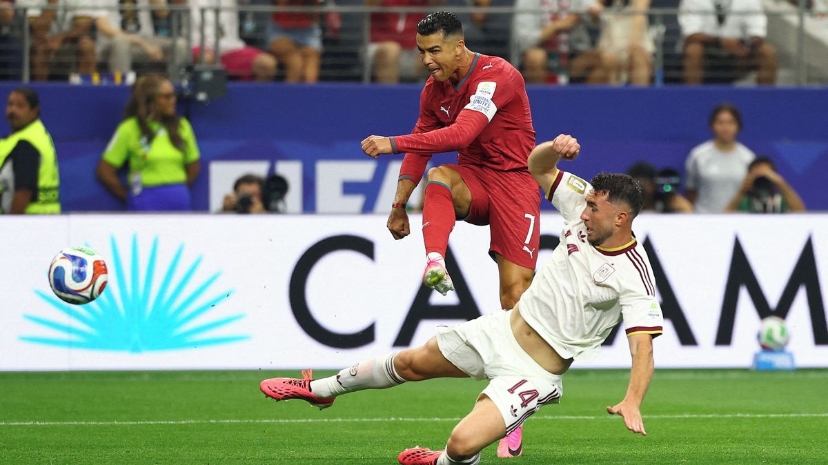FOTBAL ONLINE: Strhující podívaná! Španělé v souboji gigantů dominují, blízko první brance byl ale Ronaldo