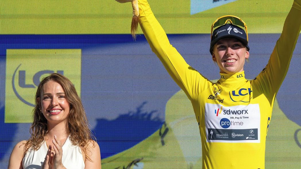 Podezřelé křivky na ženské Tour. Komisaři zkoumali podprsenky závodnic