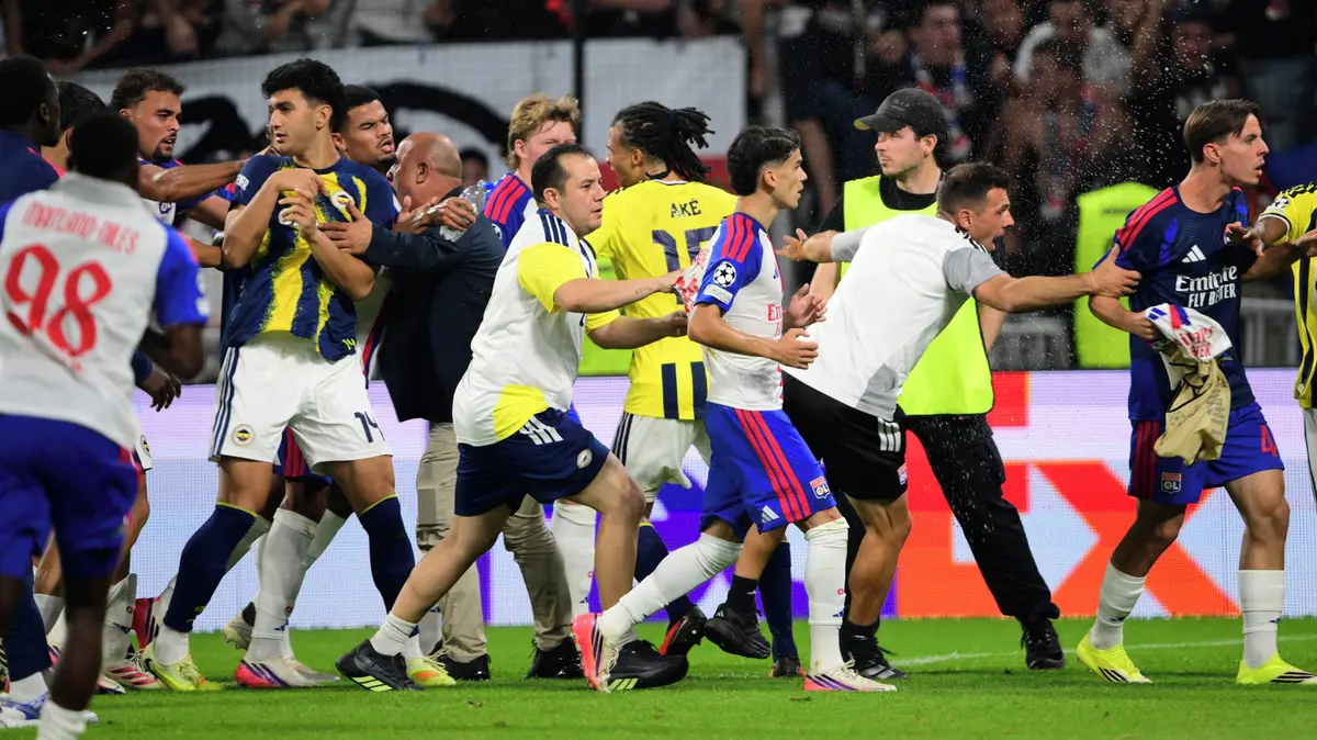 Provokace Fenerbahce vytočily Lyon! Šulc se zapojil do potyčky, pak se rozpoutala hromadná rvačka