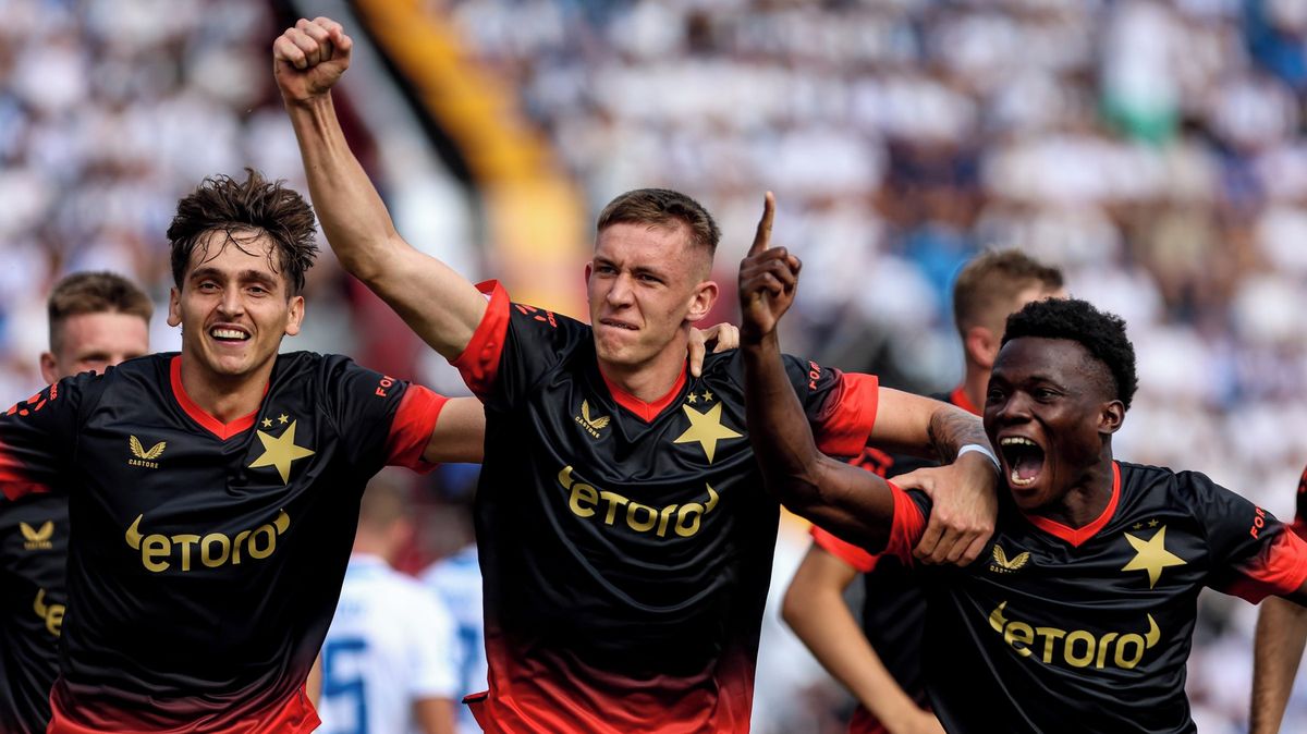 FOTBAL ONLINE: Slavia drtí Baník, další gól posvětil VAR. Liberec dostal už dvě červené karty