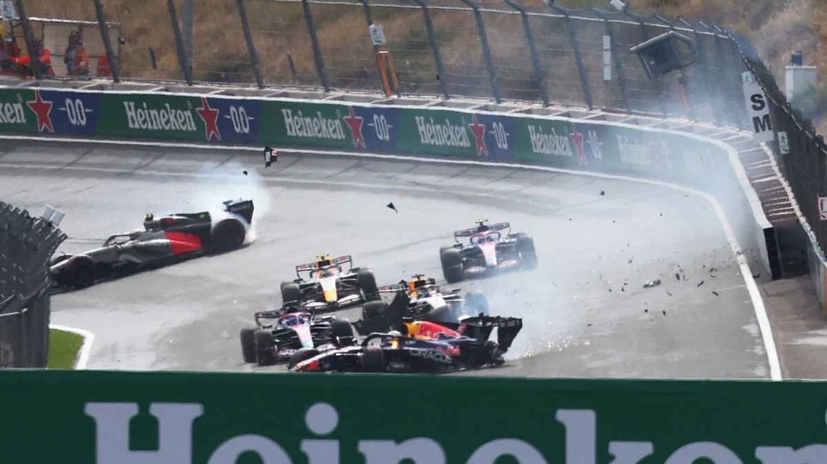 FORMULE ONLINE: Děsivá nehoda v prvním kole způsobila přerušení závodu. Verstappen opouštěl trosky vozu