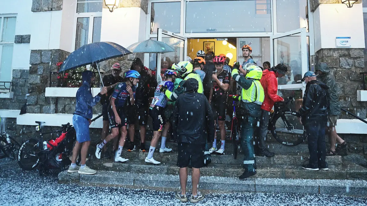Skvělé místo při krupobití. Hotel, ve kterém se schovali cyklisté na Vueltě, sklízí chválu