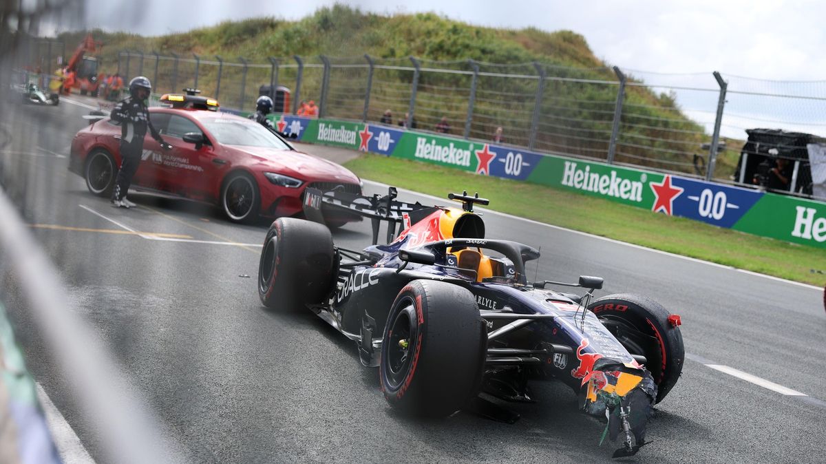 FORMULE ONLINE: Děsivá nehoda v prvním kole způsobila přerušení závodu. Verstappen opouštěl trosky vozu