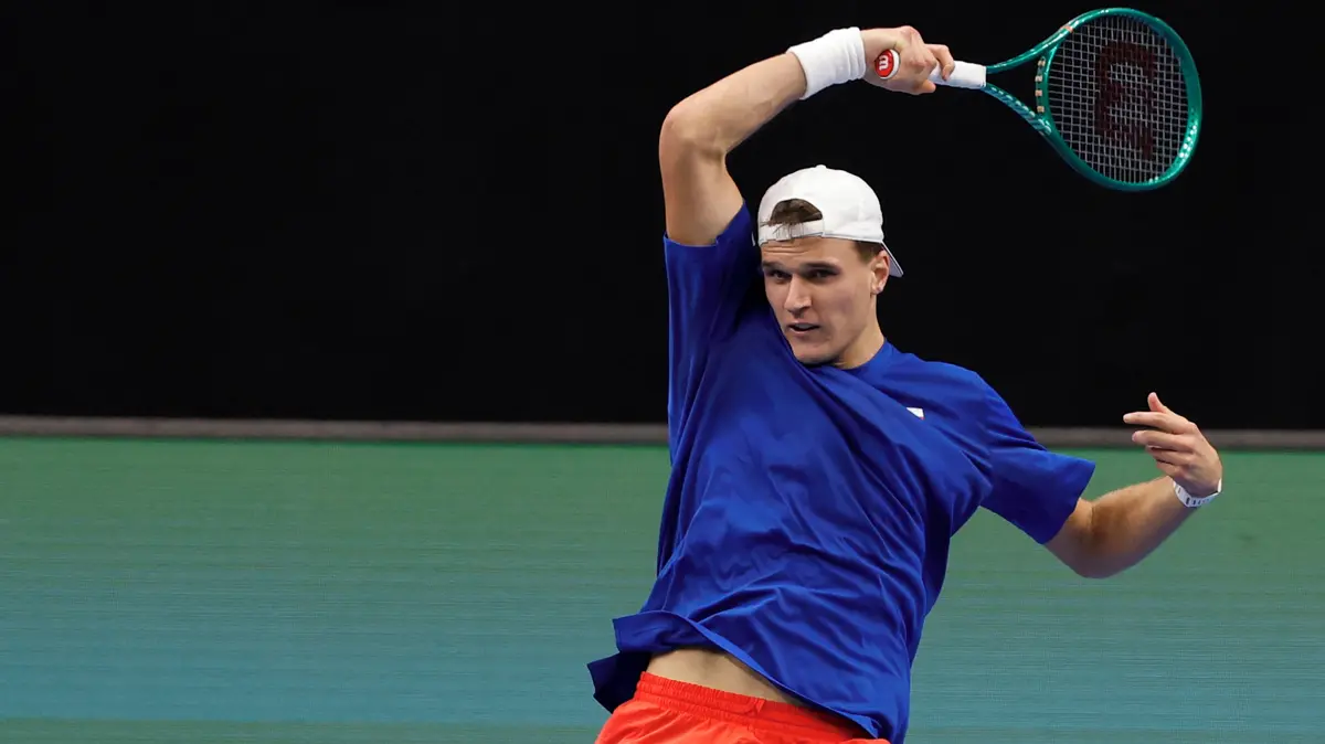 TENIS ONLINE: Problém pro Čechy, Menšík nezvládl první set. Teď se pokouší o obrat