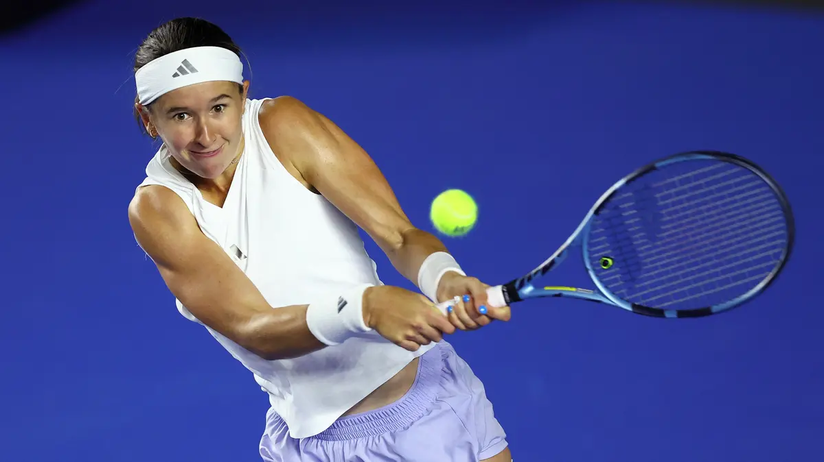 TENIS ONLINE: Ve druhém setu Bartůňková vítězce French Open odskakuje. Bouzková bojuje proti polské hvězdě