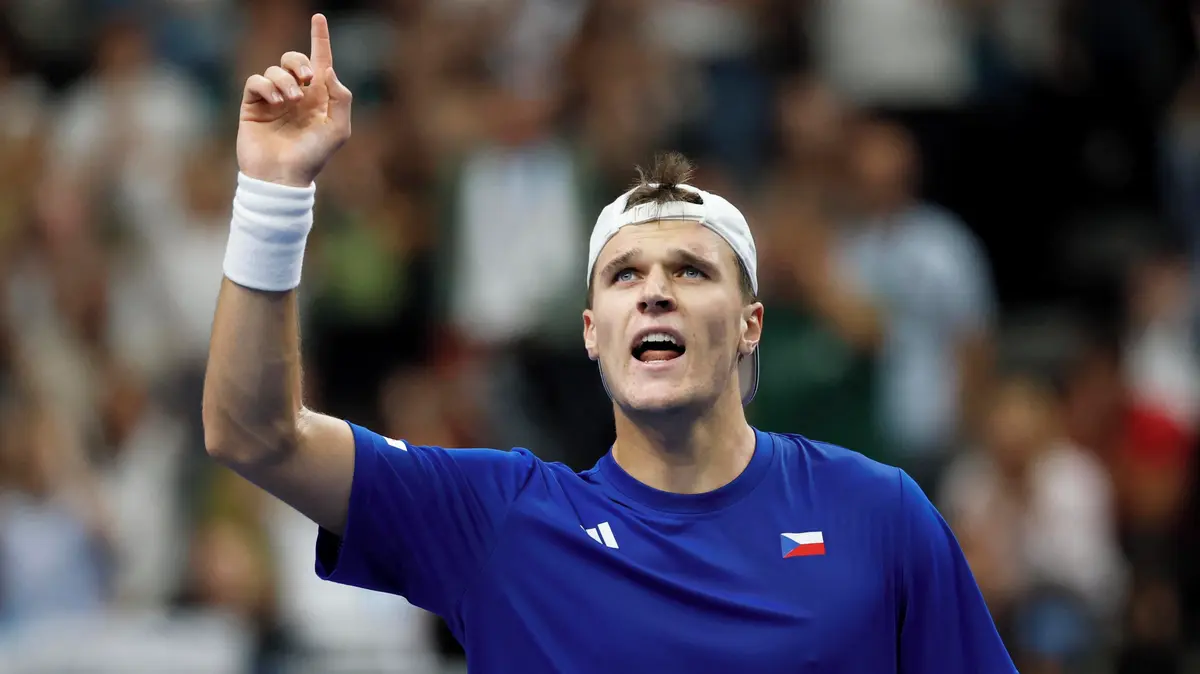 TENIS ONLINE: Výborně! Menšík srovnal se světovou čtyřkou, česká naděje dál žije