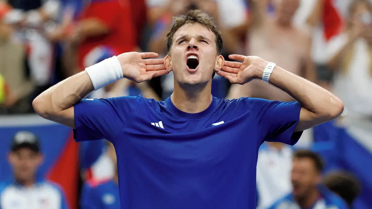 TENIS ONLINE: Fantazie! Menšík skolil světovou čtyřku, Lehečka bojuje o postup
