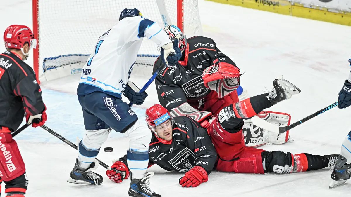 HOKEJ ONLINE: Videomomenty. Hradec mohl zvýšit při vlastním oslabení, rozhodčí schytal ránu pukem do krku