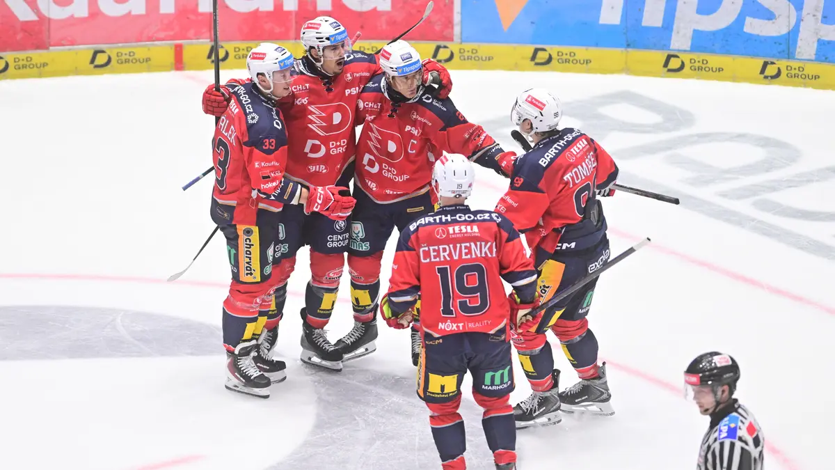 HOKEJ ONLINE: Pardubice v derby využily přesilovku. Sparta válcuje outsidera. Přestřelka ve Vítkovicích. Brno padlo